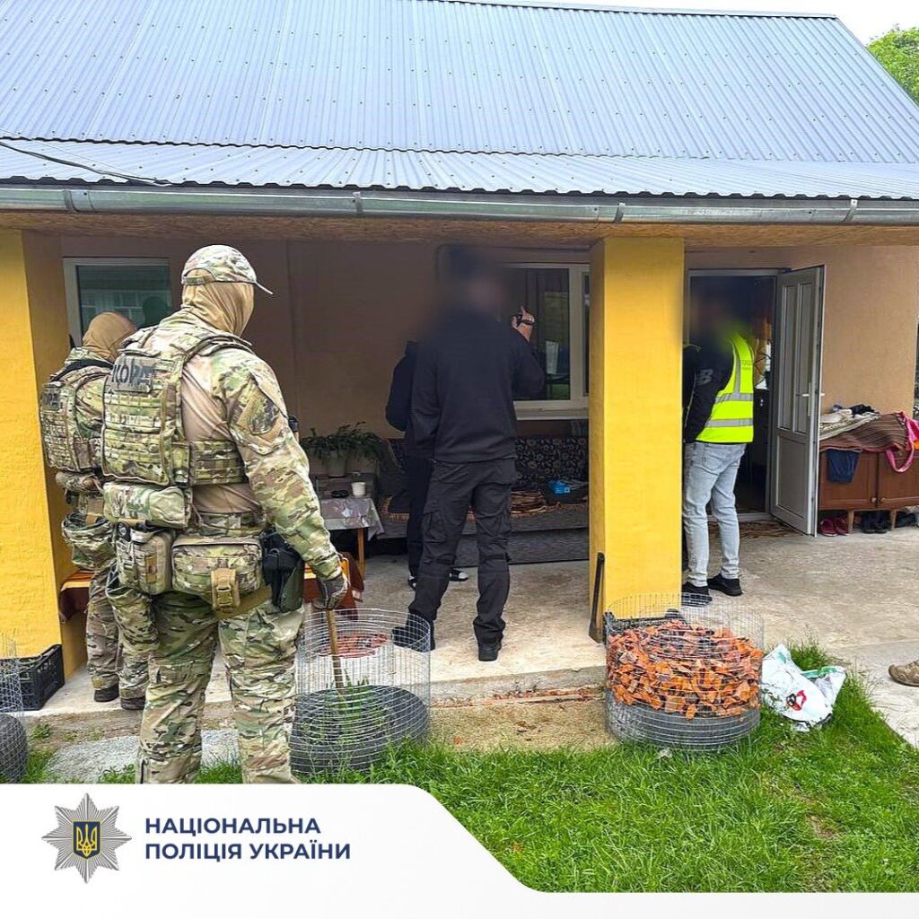 Збут наркотиків, вимагання та незаконне позбавлення волі: прикарпатські поліцейські затримали організовану злочинну групу. ФОТО