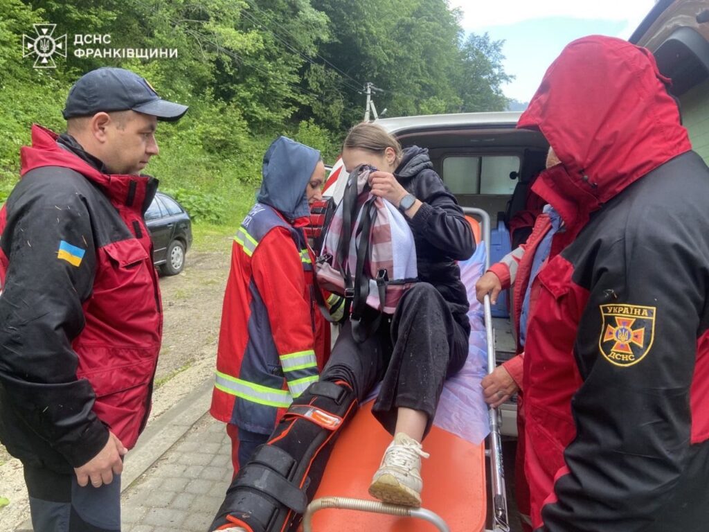 Прикарпатські рятувальники надали допомогу травмованій туристці в горах. ФОТО