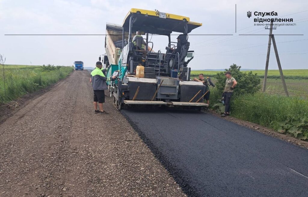 Латають ями й оновлюють розмітки: які роботи проводять на дорогах Прикарпаття