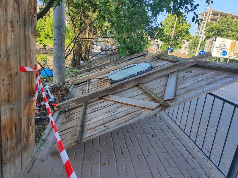 У Франківську інспектуватимуть всі будівельні паркани після випадку на Пасічній