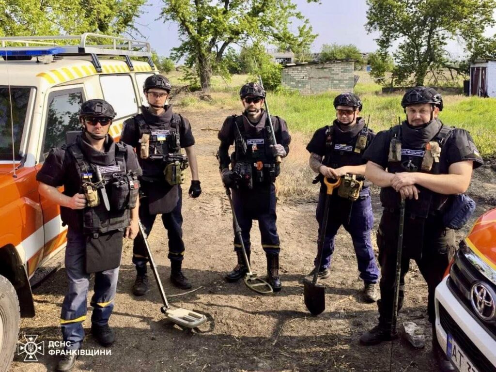 Прикарпатські сапери продовжують розмінування на Херсонщині. ФОТО