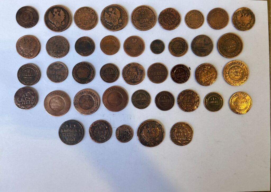 У прикарпатця в бусі знайшли самовар зі старовинними монетами