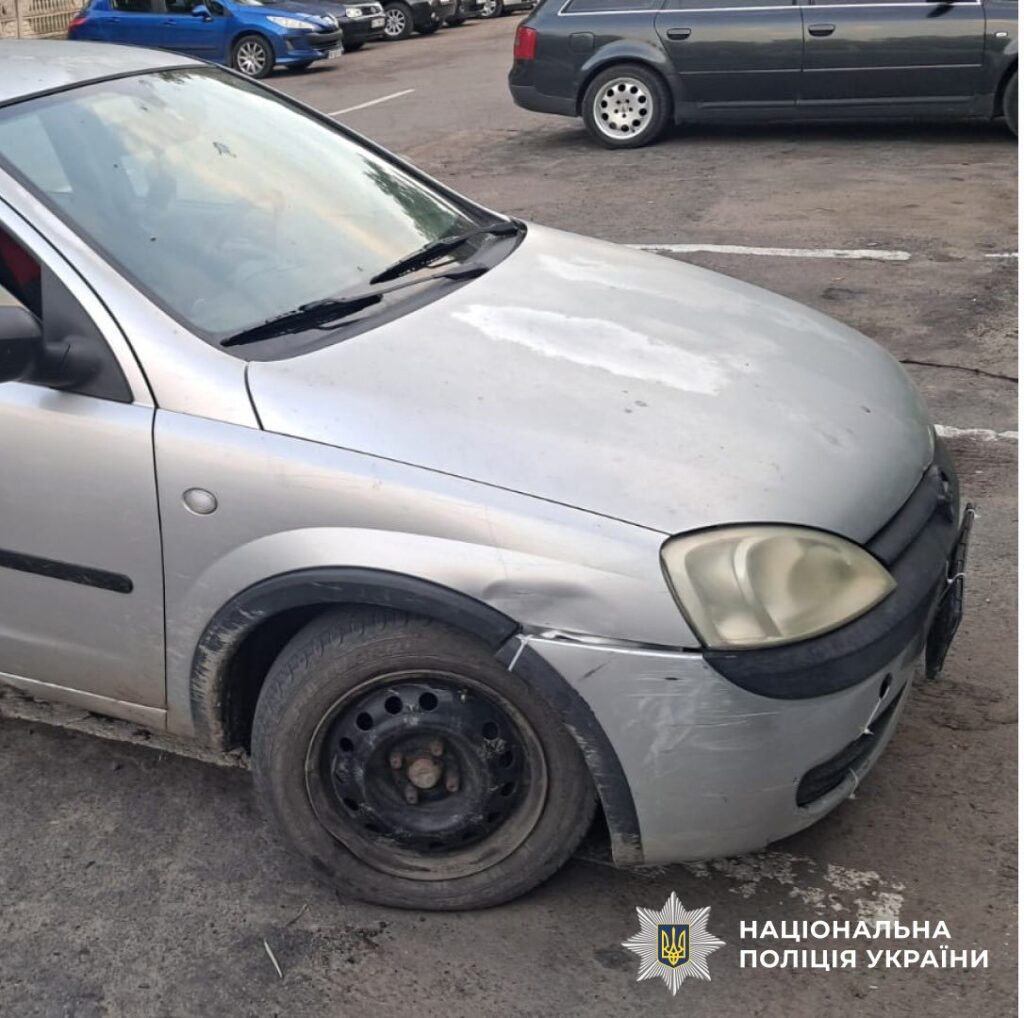 Срібна автівка з пошкодженням на передньому крилі