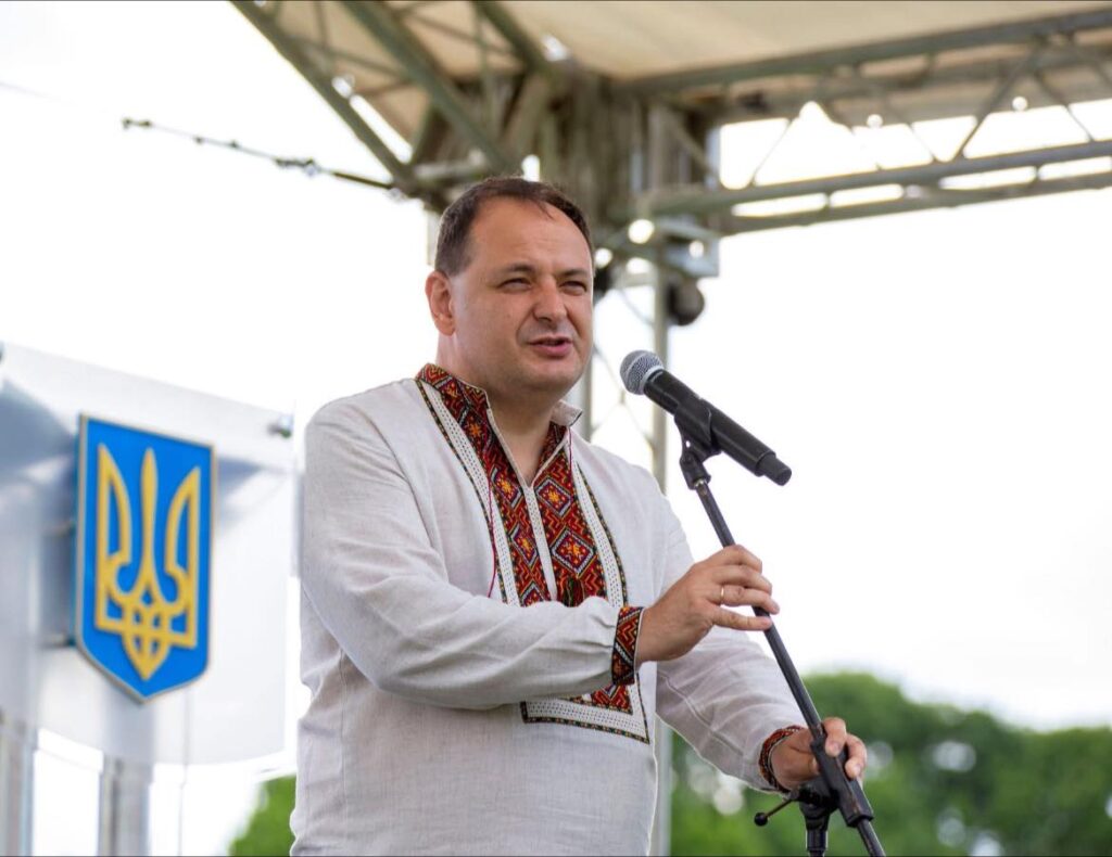 Чоловік у вишиванці говорить на мікрофоні