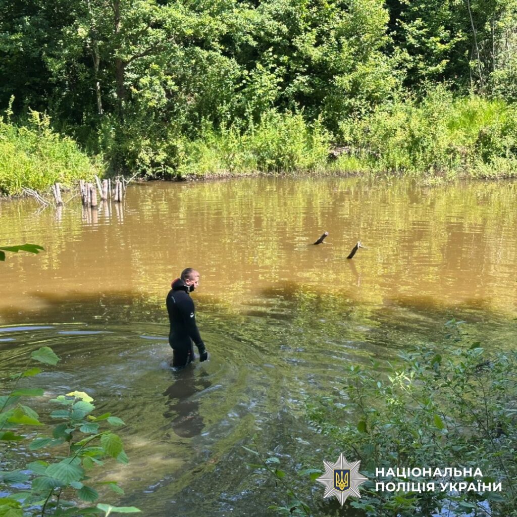Людина у воді серед зеленого лісу