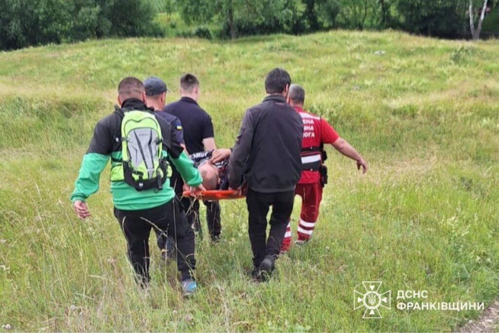 Порятунок людини рятувальниками на природі