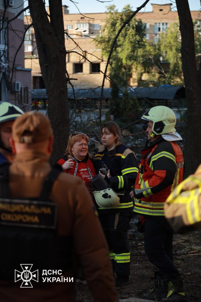 Рятувальники допомагають жінці після надзвичайної ситуації