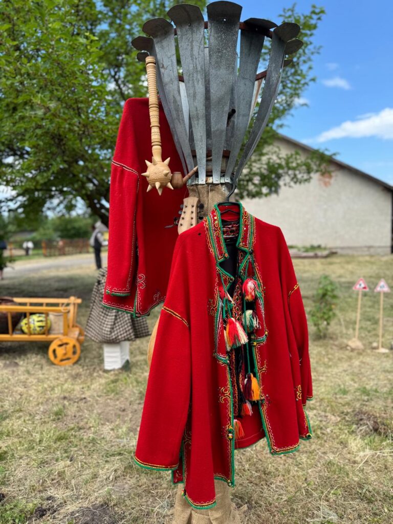 Традиційний український костюм на опудалі на подвір'ї.
