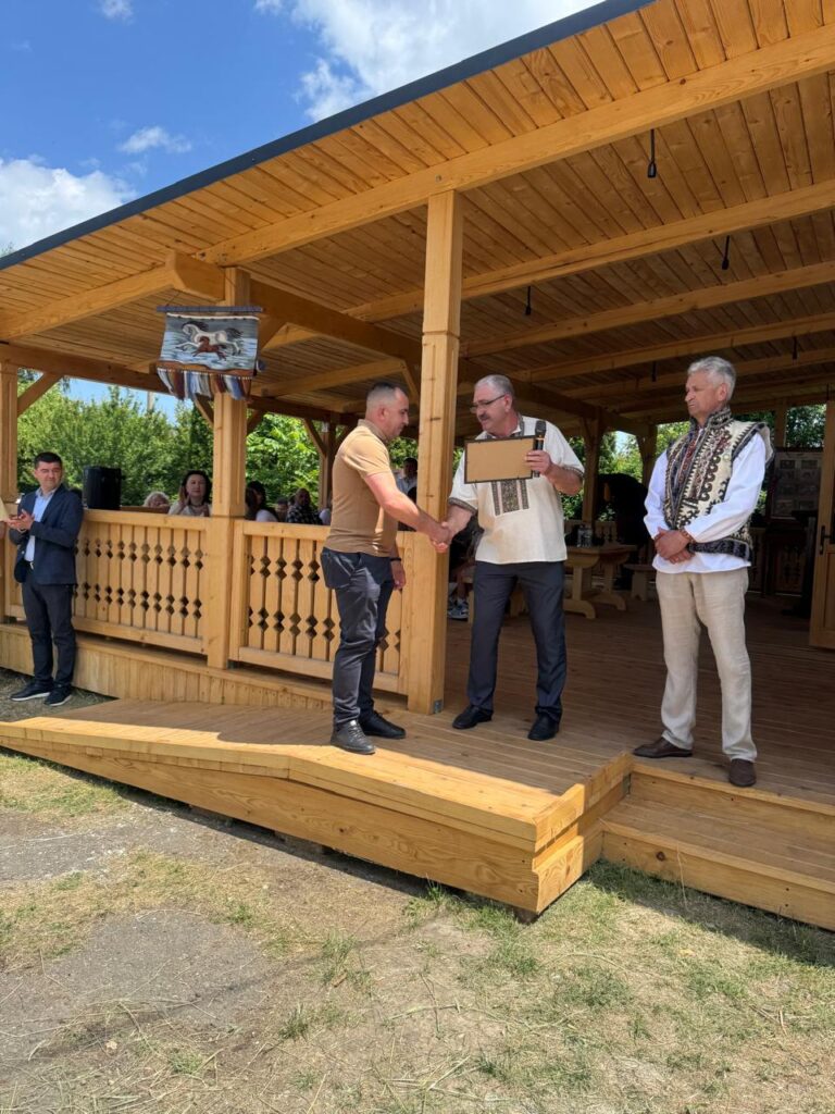 Церемонія нагородження на відкритій сцені