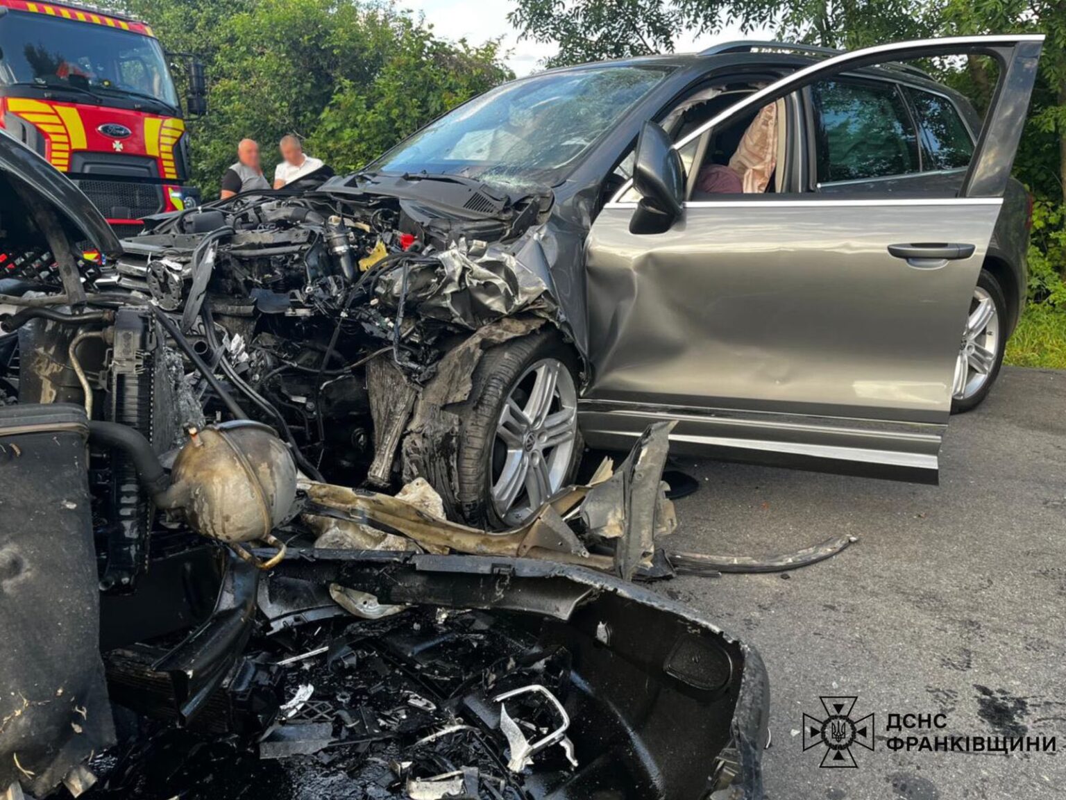 Лобове зіткнення двох автомобілів на дорозі.