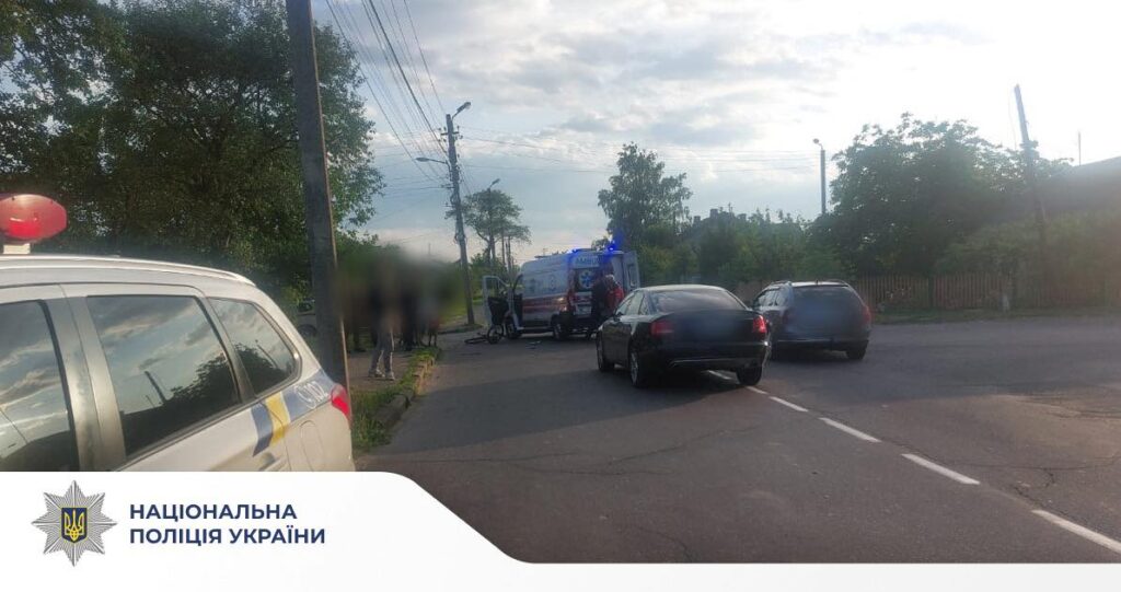 Поліцейська машина та швидка допомога на дорозі.