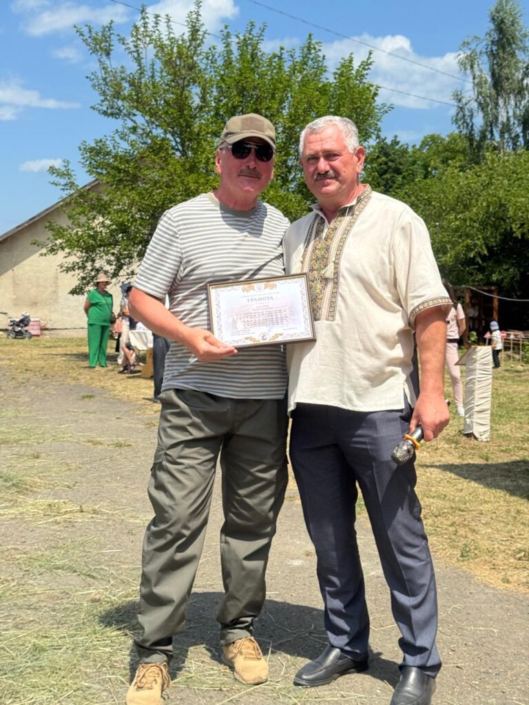 Двоє чоловіків з грамотою на вулиці