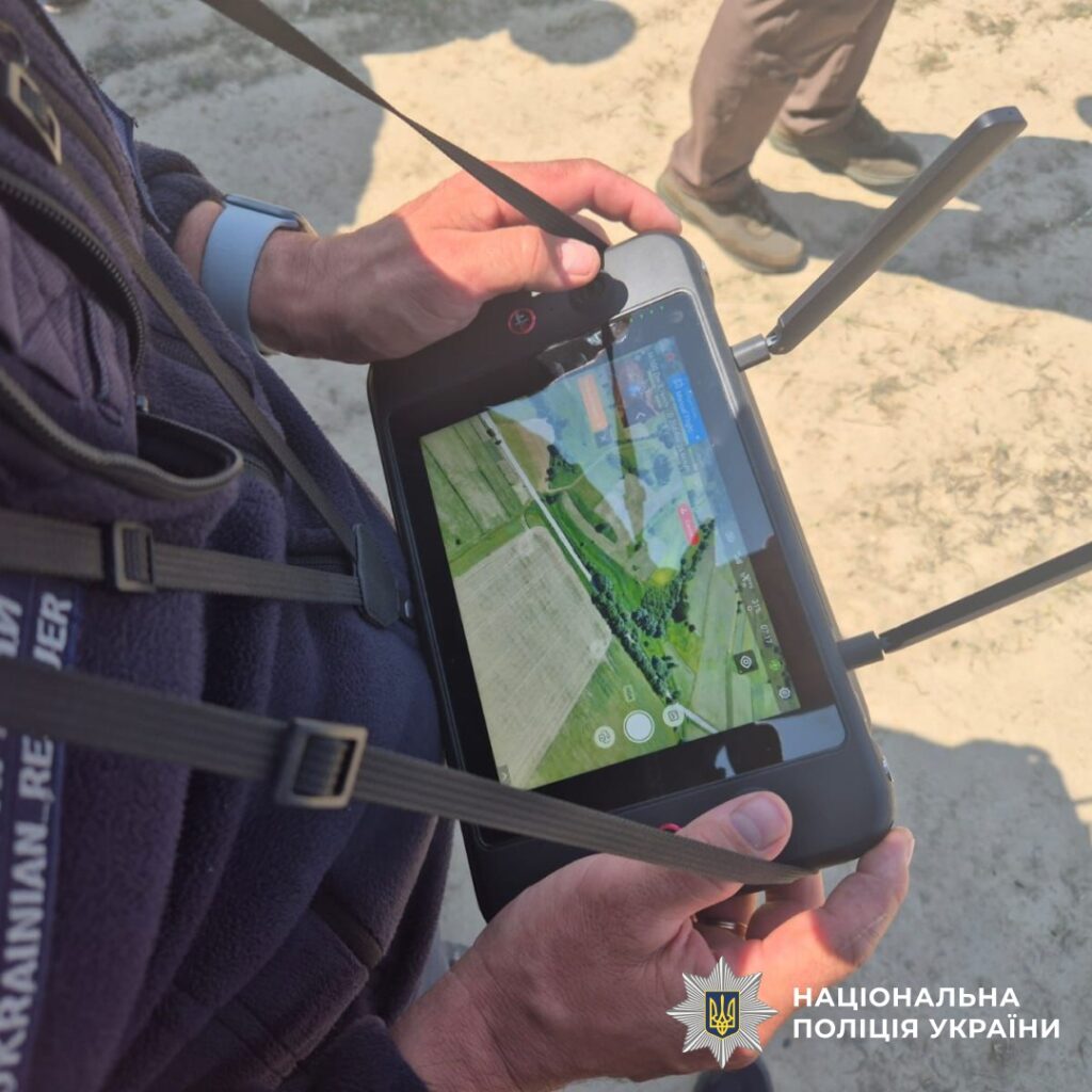 Оператор керує дроном через екран з видом з повітря.