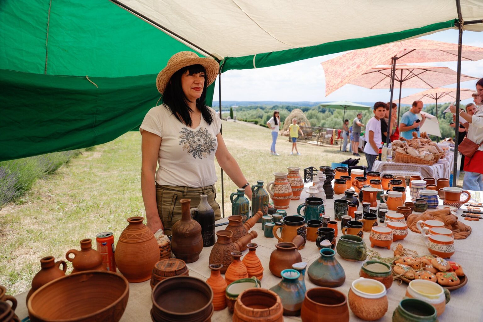 Керамічні вироби на ярмарку під навісом