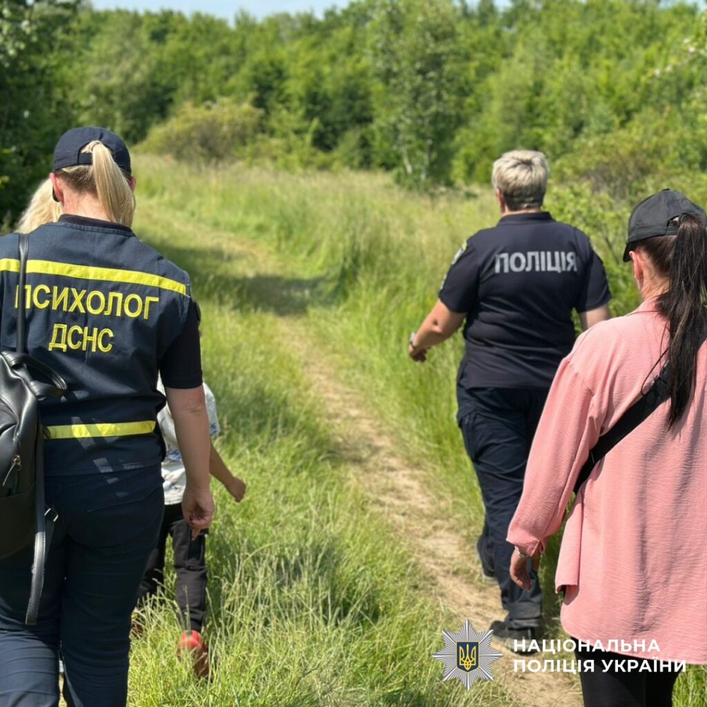 Поліція і психологи на стежці в лісі
