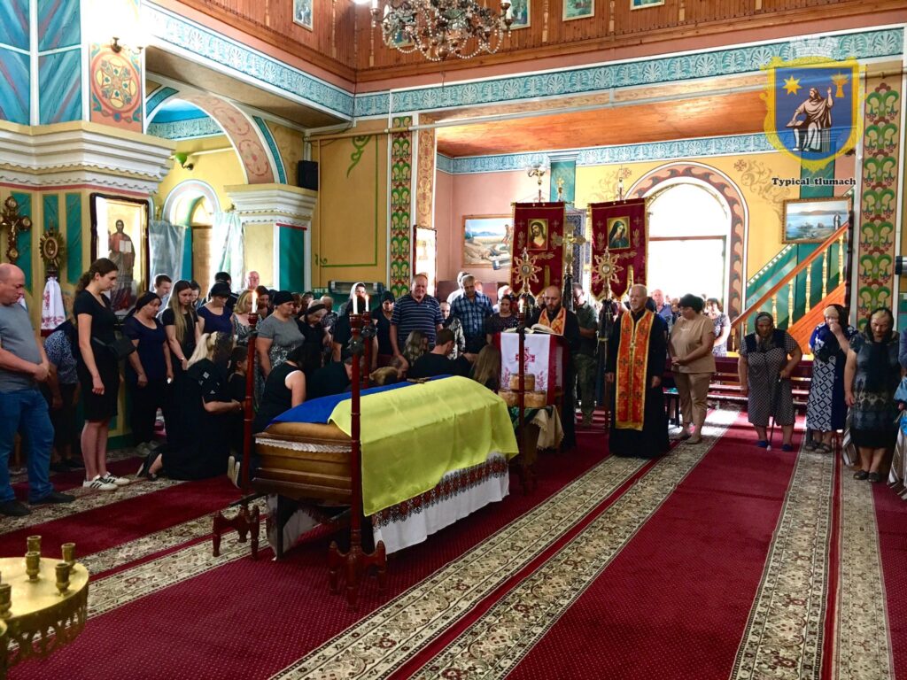 Церковна служба з труною в українському храмі.