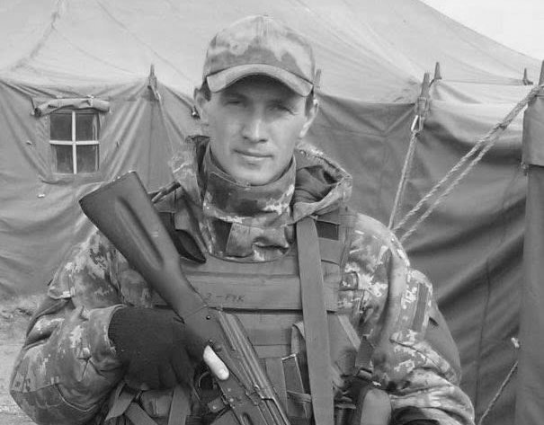 Український солдат у камуфляжі біля намету