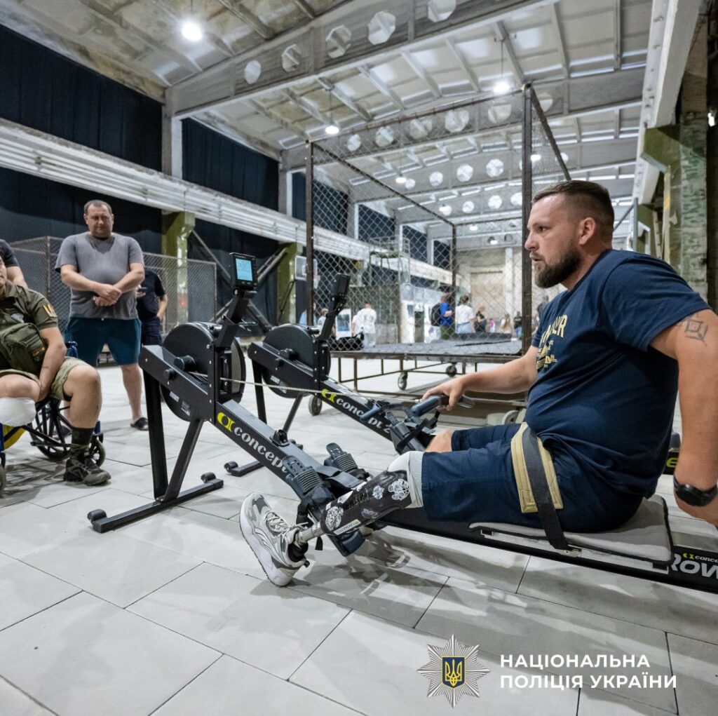 Люди на тренуванні у залі з тренажерами