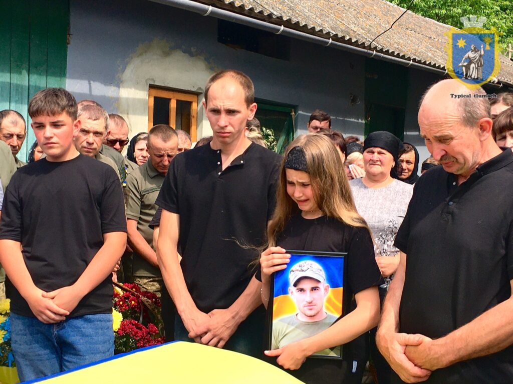 Прощання з військовим героєм на похороні