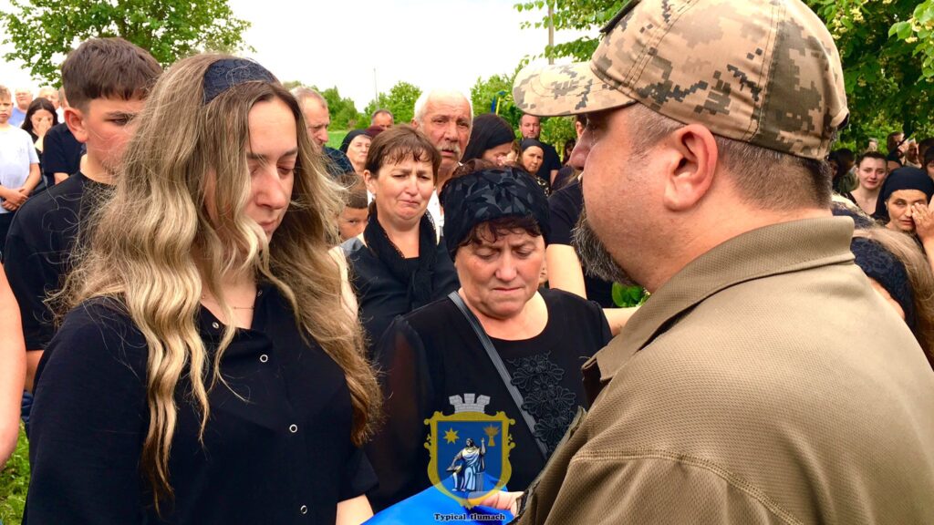 Люди в жалобі під відкритим небом
