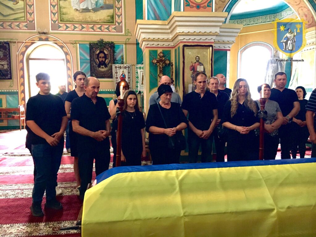 Люди на церемонії вшанування в церкві