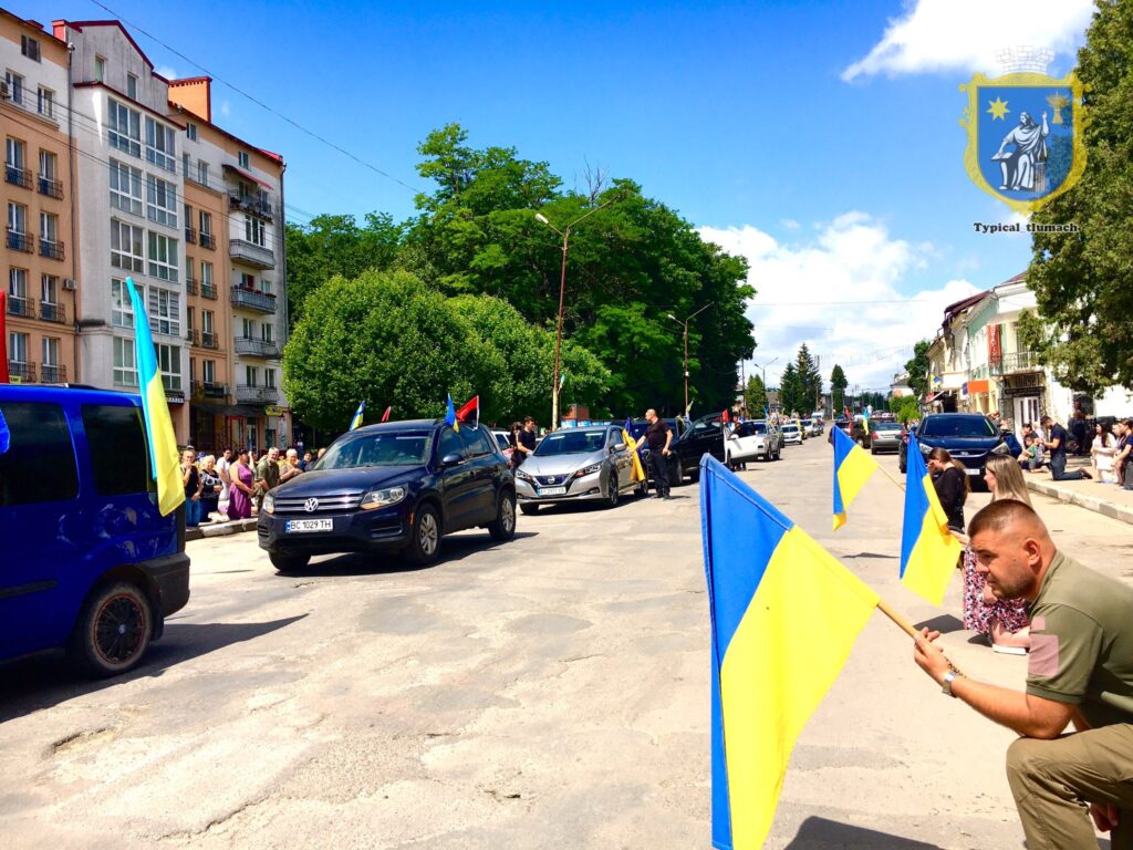 Парад автомобілів з українськими прапорами на вулиці