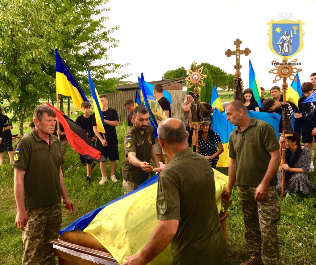 Церемонія з українськими прапорами та військовими