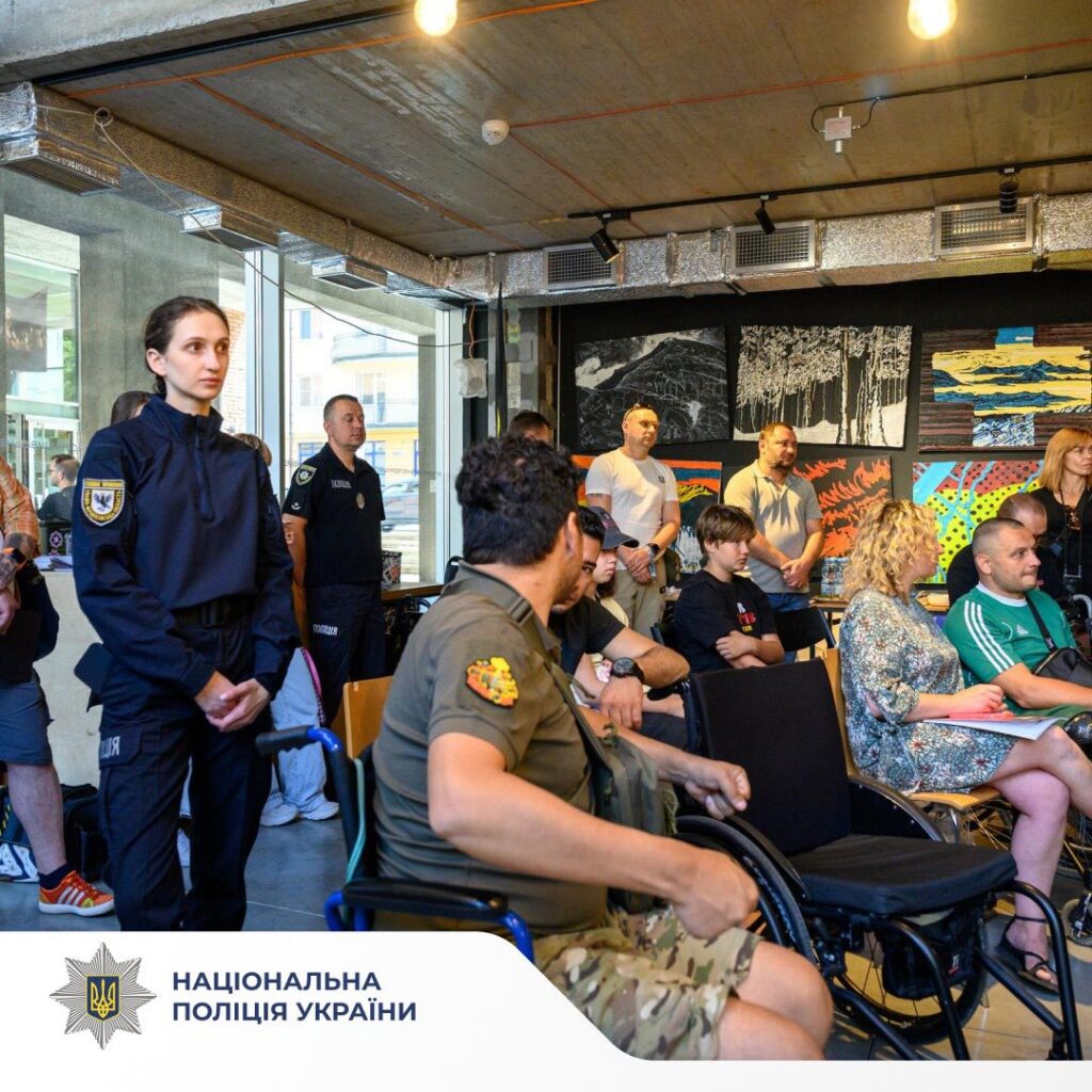 Люди на заході в приміщенні з картинами.