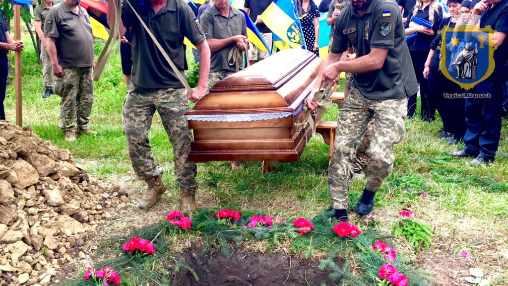 Військові несуть труну на похованні героя.