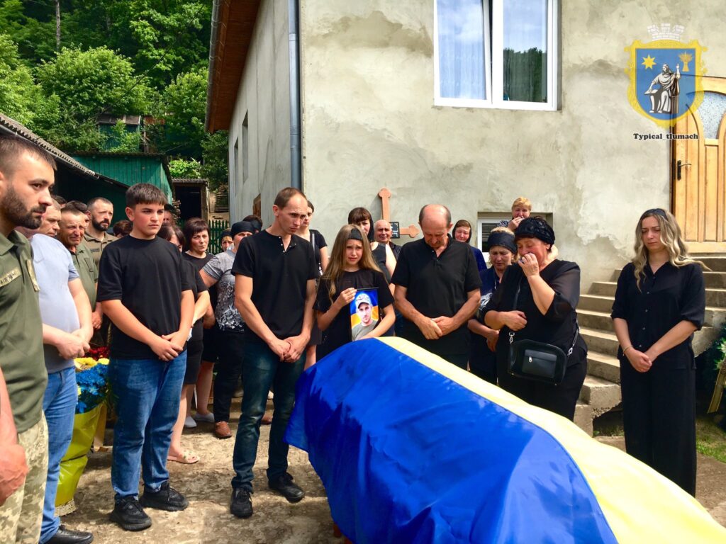 Церемонія прощання із загиблим воїном в Україні.