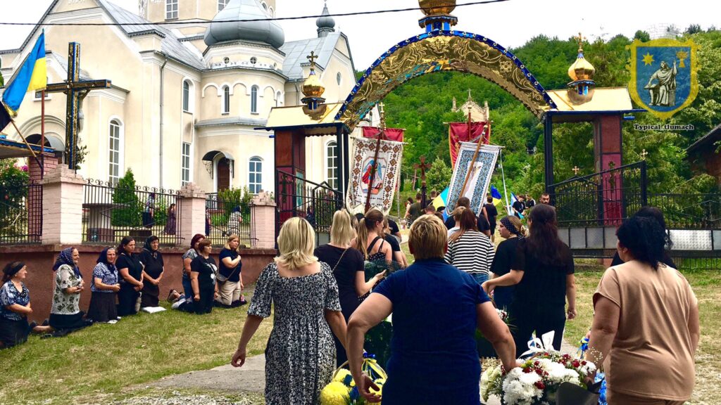 Церковна процесія біля храму в селі.