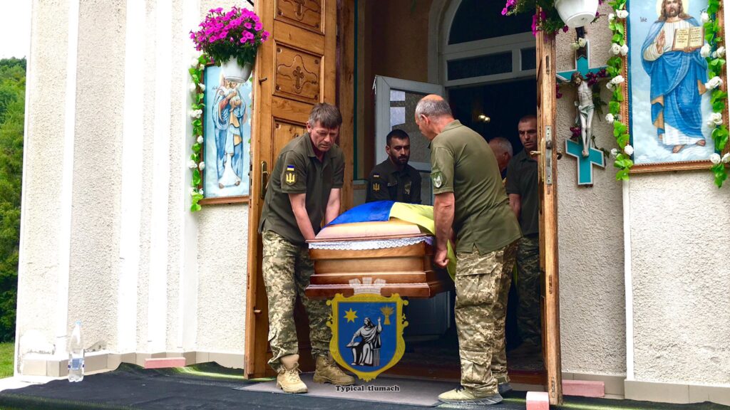 Похорон українського військового у церкві.