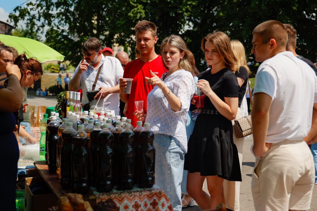 Люди на відкритому ярмарку напоїв на вулиці