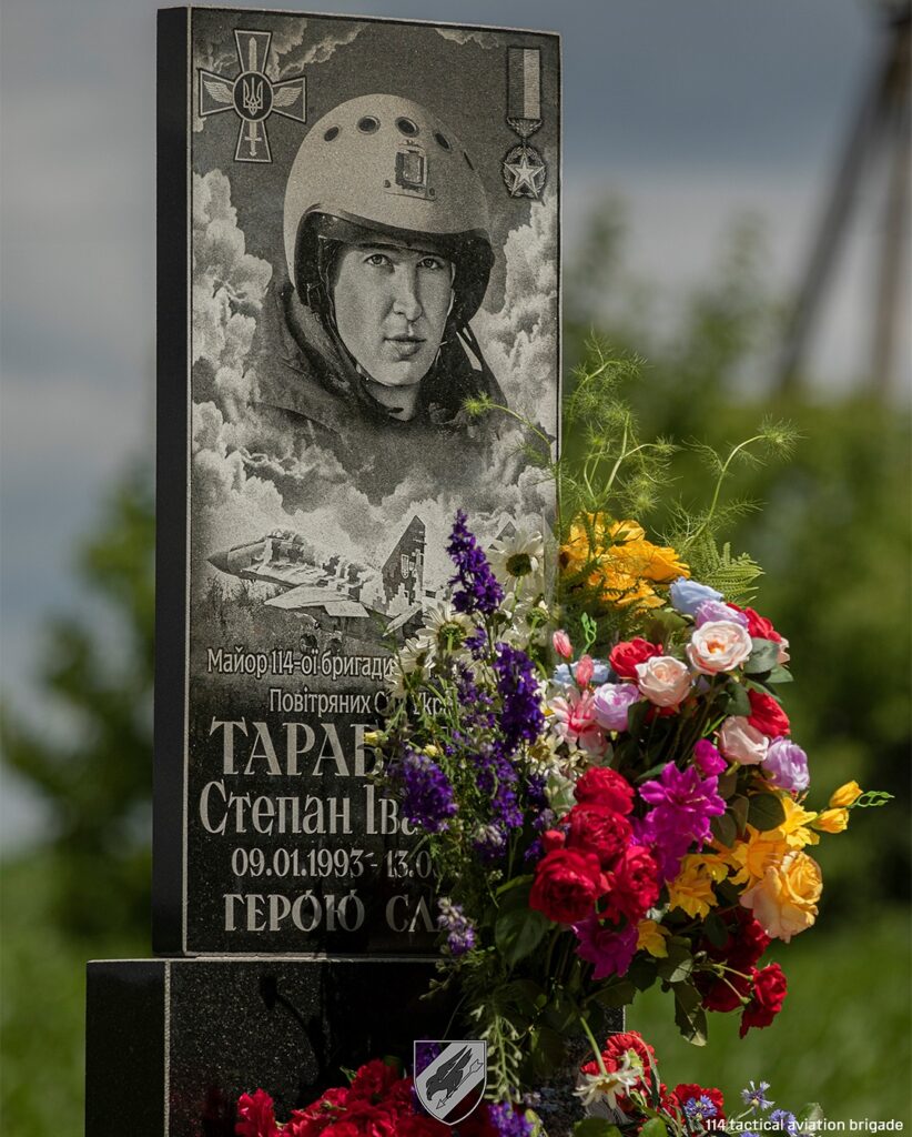 Пам'ятник герою з квітами