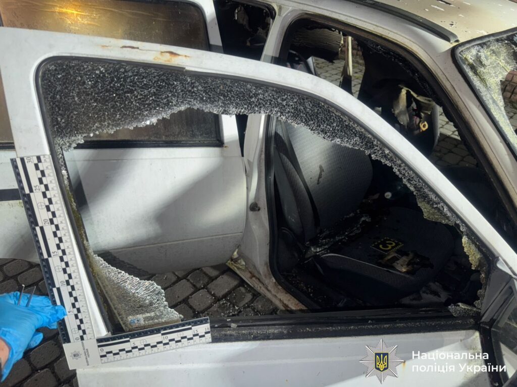 Розбите скло автомобіля з вимірювальною лінійкою