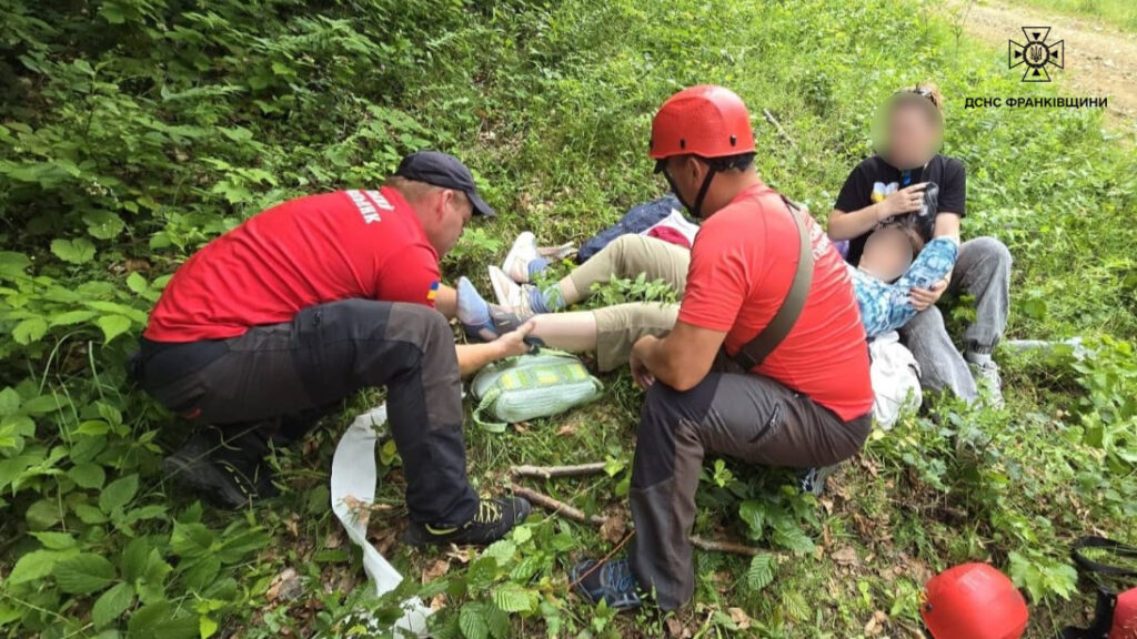 Рятувальники допомагають людям у лісі