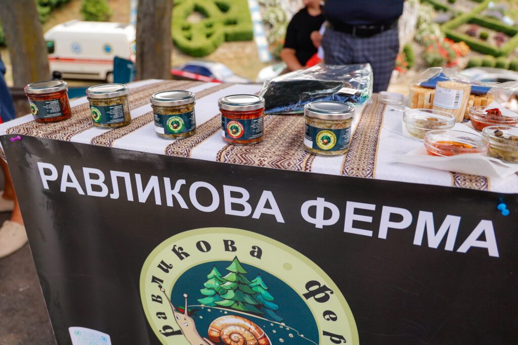 Банки з продуктами на столі, равликова ферма