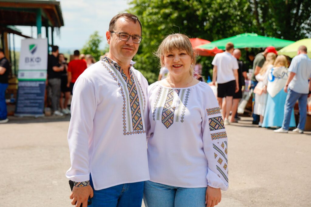 Люди у вишиванках на ярмарку під відкритим небом.