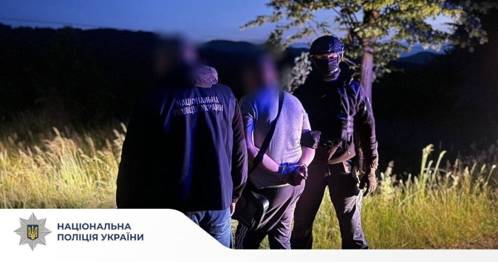 8 тисяч доларів США за незаконне переправлення через кордон: поліцейські затримали мешканця Косівщини