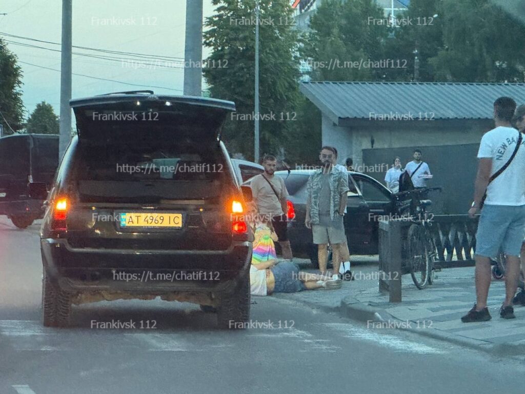 У Франківську водій BMW збив жінку з дитиною на пішохідному переході 
