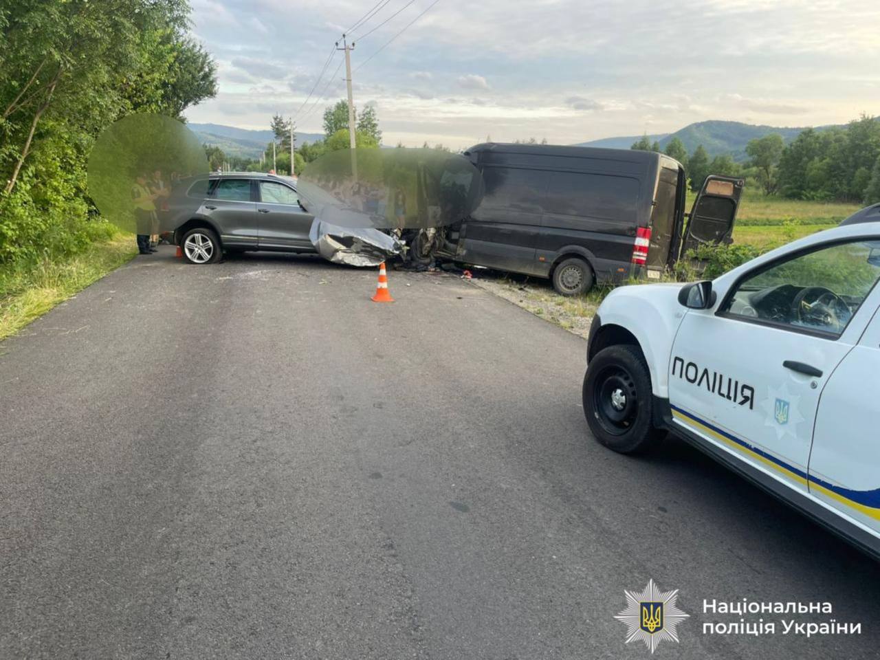 Дорожня аварія з автомобілем і фургоном, поліція присутня.