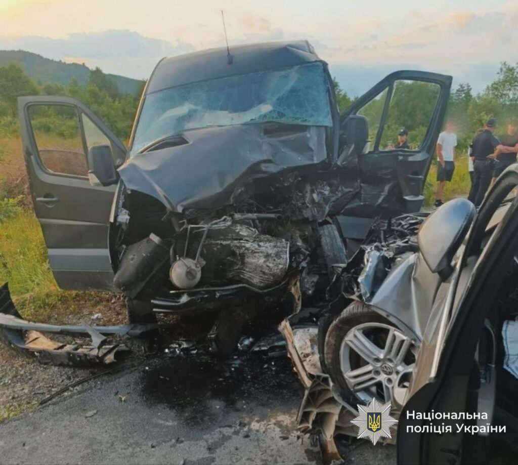 ДТП за участю мікроавтобуса і легкового авто.