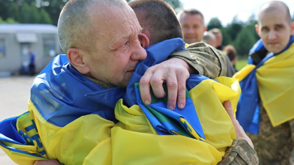 Обійми військових з українським прапором