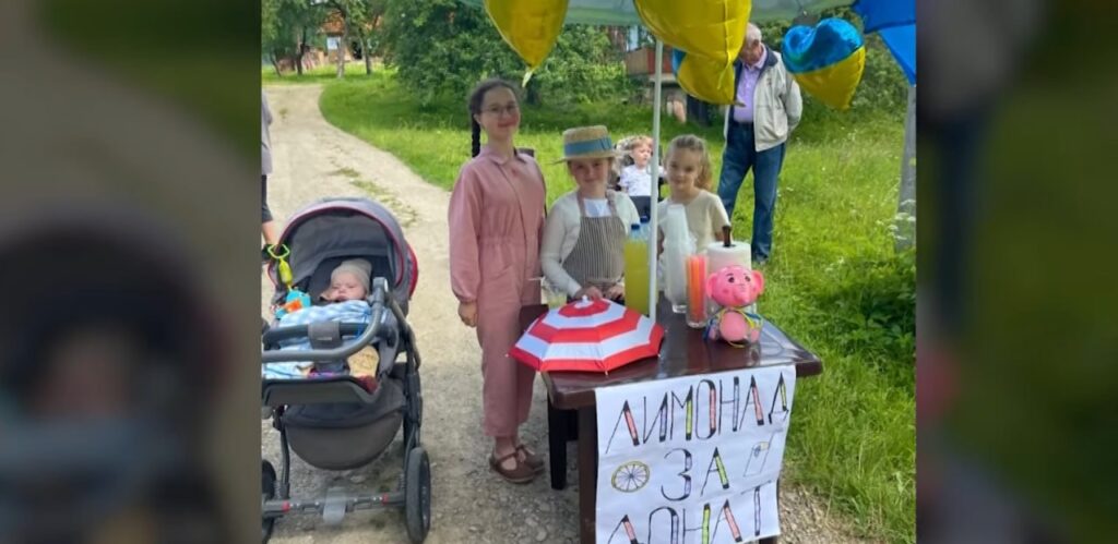 Семирічна Яринка з Косівщини купила два дрони для військових, продаючи лимонад