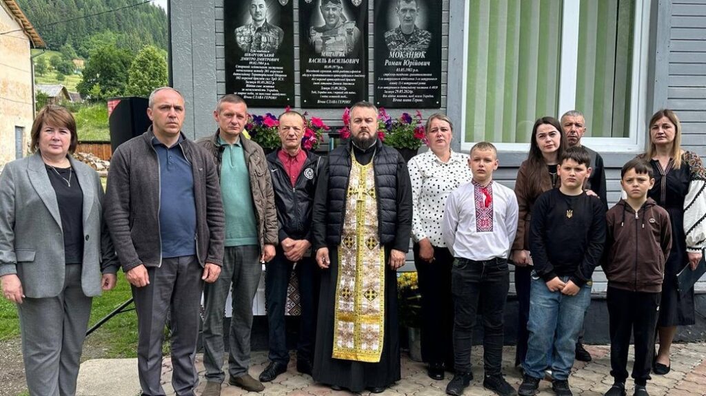 В Устеріках на Франківщині відкрили пам'ятну дошку бійцю Роману Моканюку
