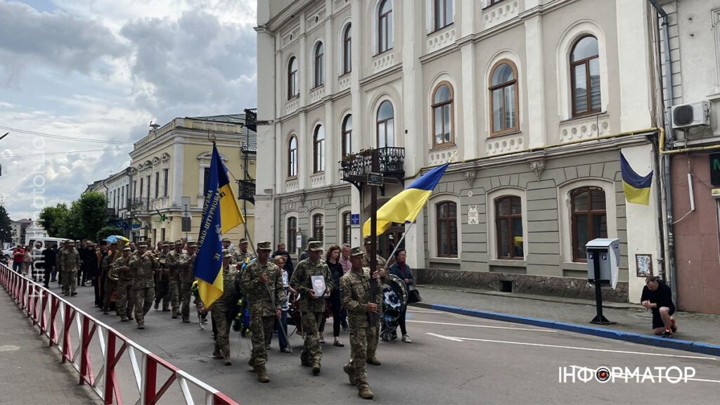 У Коломиї попрощались із воїном "десятки" Дмитром Гарап'яком. ФОТО