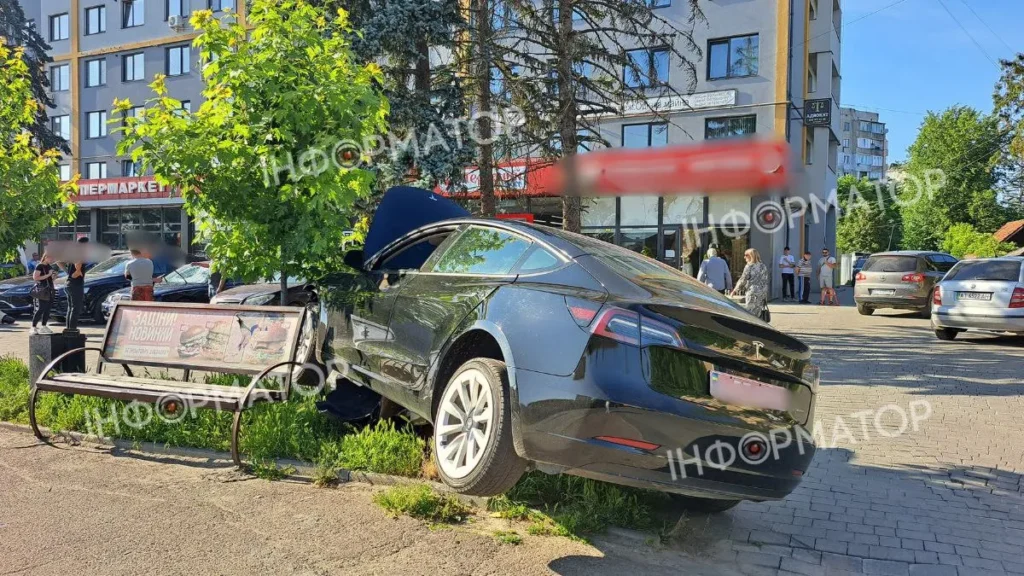 У Коломиї Tesla врізалася в стовп. ФОТО