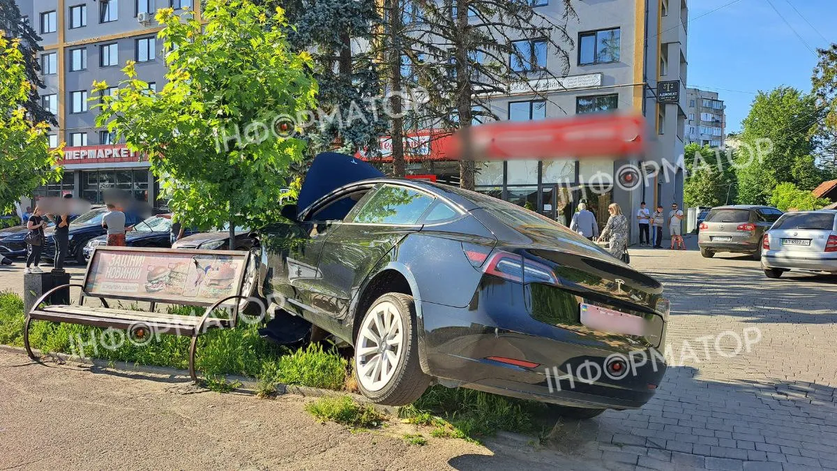 У Коломиї Tesla врізалася в стовп. ФОТО