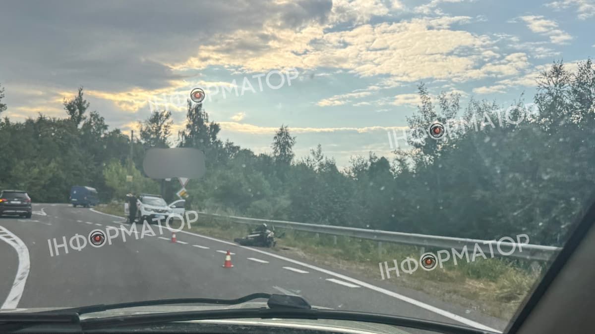 Смертельна ДТП на Прикарпатті: мотоцикліст врізався у відбійник. ФОТО