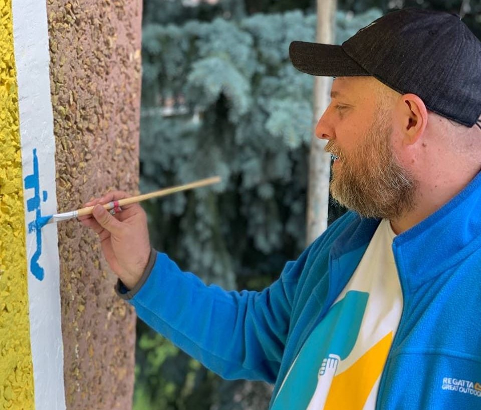 «Не хочу малювати зневіру»: художник Нікіта Тітов про Франківськ, ментальне здоров’я та малюнки як терапію